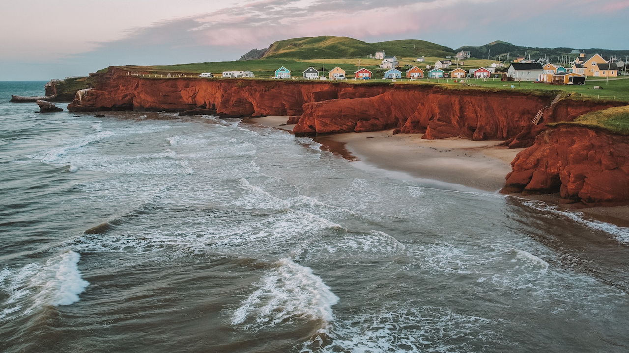 Vue aérienne d’un chalet en forêt au bord de l’eau